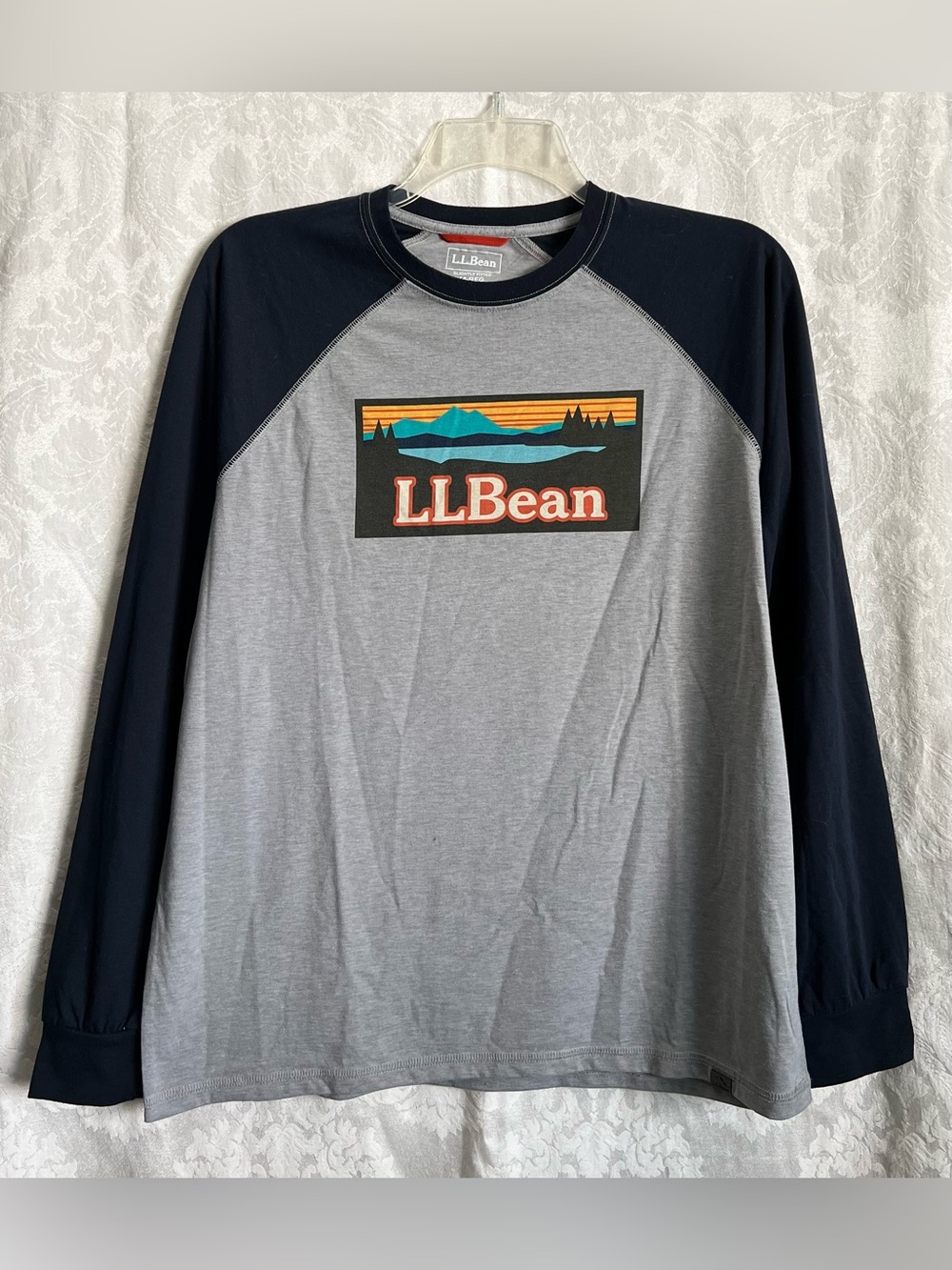 L.L. Bean Men’s Two-Tone Raglan Long-Sleeve Tee With Logo Graphic Size M-Reg GUC
